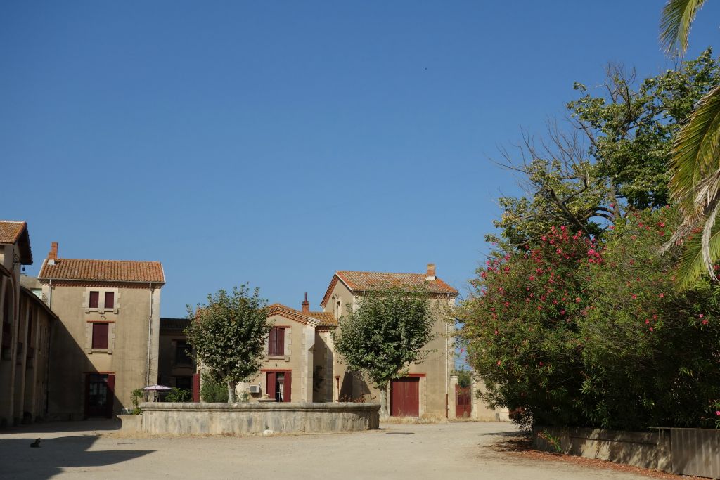 Cour de ferme, sur la route en direction d'Ouveillan